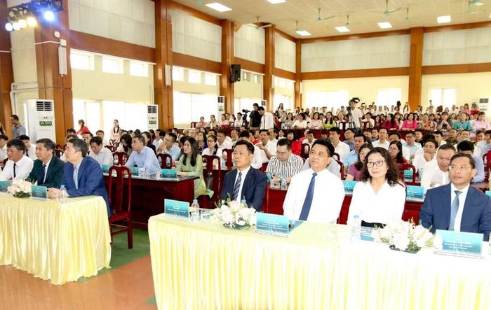 Các đại biểu dự lễ công bố quyết định thành lập Phân hiệu Học viện Tài chính tại tỉnh Hưng Yên.