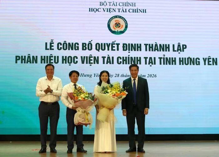 PGS.TS Nguyễn Đào Tùng - Giám đốc Học viện Tài chính tặng hoa chúc mừng Ban Giám đốc phân hiệu.