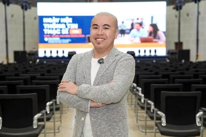 Ông Đoàn Việt Hùng tại Ngày hội thông tin Thạc sĩ. Ảnh: VGU.