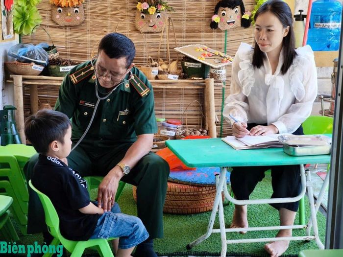 Gia đình luôn là điểm tựa vững chãi để Trung tá Nguyễn Quang Huy (khi còn mang quân hàm Thiếu tá) bảo đảm quân y, chăm sóc sức khỏe cho nhân dân và đồng đội nơi biên giới. Ảnh: A Nhất