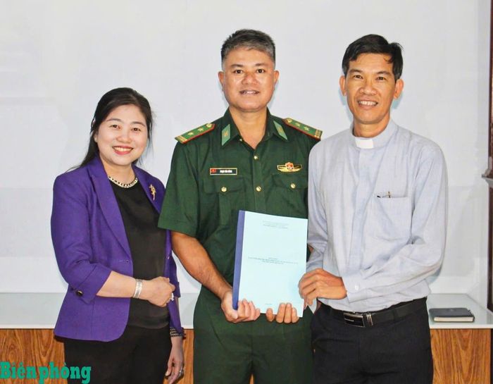 Đại diện Đồn Biên phòng Cần Thạnh và lãnh đạo địa phương trao tài liệu tuyên truyền về phòng, chống ma túy cho đại diện giáo xứ Cần Giờ tại buổi tuyên truyền. Ảnh: Quang Tiến
