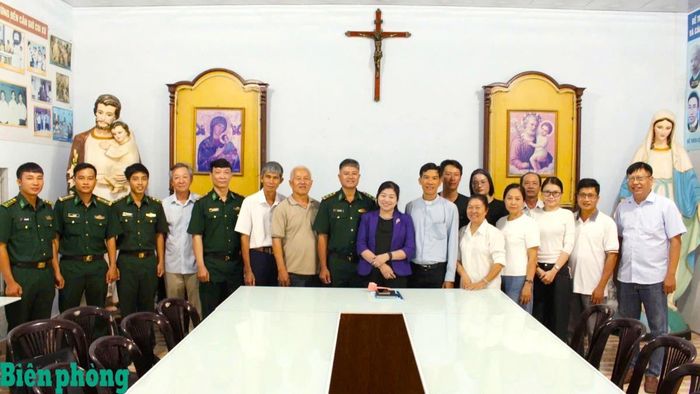 Các đại biểu và giáo dân dự buổi tuyên truyền. Ảnh: Quang Tiến