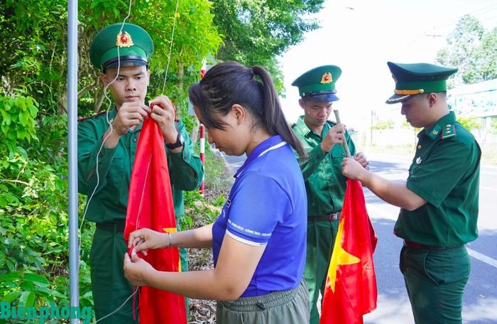 Tuổi trẻ các đơn vị tham gia thực hiện công trình "Đường cờ Tổ quốc". Ảnh: Văn Danh
