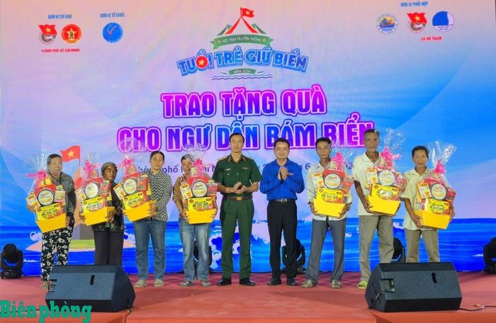 Thiếu tướng Phạm Như Quân, Phó Chính ủy Bộ Tư lệnh thành phố Hồ Chí Minh và Đồng chí Lê Tuấn Anh, Phó Bí thư Thành Đoàn, Chủ tịch Hội Liên hiệp Thanh niên Việt Nam thành phố tặng quà cho ngư dân trong chương trình “Đồng hành cùng ngư dân vươn khơi bám biển”. Ảnh: Văn Danh