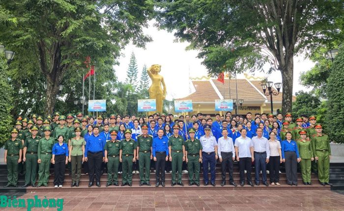 Các đại biểu và trại sinh chụp ảnh lưu niệm tại Đền thờ Anh hùng, liệt sĩ Võ Thị Sáu. Ảnh: Văn Danh