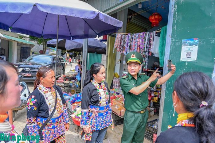 “Hòm thư điện tử ẩn danh” được triển khai dưới hình thức mã QR dán tại các địa điểm công cộng, giúp người dân tố giác hành vi phạm pháp thông qua biểu mẫu điện tử mà không cần khai danh tính được Đồn Biên phòng Vàng Ma Chải, Bộ đội Biên phòng tỉnh Lai Châu triển khai tại địa bàn. Ảnh: Đức Duẩn