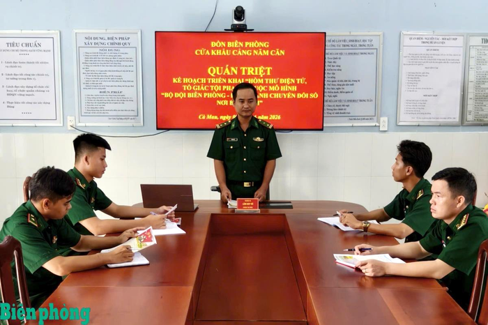 Cấp ủy, chỉ huy Đồn Biên phòng cửa khẩu cảng Năm Căn, Bộ đội Biên phòng tỉnh Cà Mau tổ chức tập huấn cho cán bộ kỹ năng hướng dẫn người dân sử dụng điện thoại thông minh, thư điện tử và các nền tảng số để gửi thông tin, đặc biệt là vào “Hòm thư tố giác tội phạm”. Ảnh: Hồng Lam