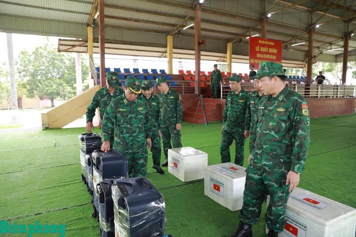 Thiếu tướng Nguyễn Đức Mạnh kiểm tra công tác chuẩn bị hành lý, trang bị của Đội công tác trước khi lên đường thực hiện nhiệm vụ tại Venezuela. Ảnh: Duy Khiêm