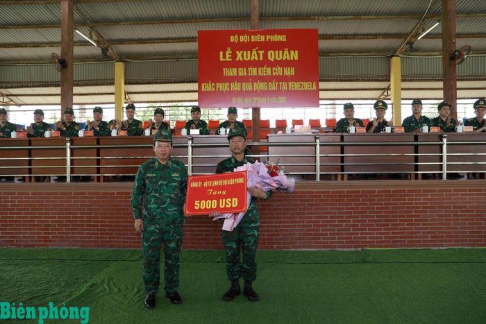 Thay mặt Đảng ủy, Bộ Tư lệnh Bộ đội Biên phòng, Thiếu tướng Nguyễn Đức Mạnh tặng quà, động viên Đội công tác trước khi lên đường thực hiện nhiệm vụ tại Venezuela. Ảnh: Duy Khiêm