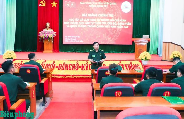 Đại tá Nguyễn Thanh Hải, Phó Chủ nhiệm Chính trị Bộ đội Biên phòng, đại diện Đoàn kiểm tra số 1 Bộ Tư lệnh Bộ đội Biên phòng tiến hành kiểm tra cán bộ giảng dạy chính trị thực hành giảng bài chính trị cho cán bộ, chiến sĩ cơ quan Ban Chỉ huy Bộ đội Biên phòng tỉnh Tuyên Quang. Ảnh: Dân Chủ
