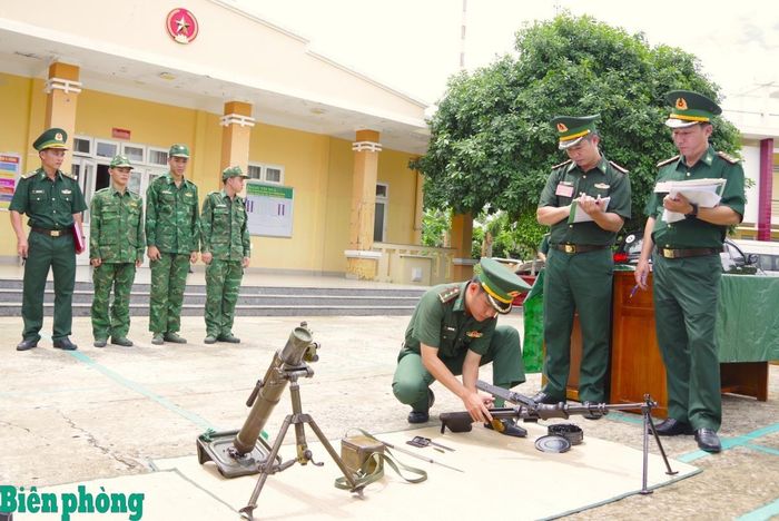 Đoàn kiểm tra số 3 Bộ Tư lệnh Bộ đội Biên phòng kiểm tra công tác bảo trì, bảo dưỡng vũ khí trang bị tại Đồn Biên phòng cửa khẩu quốc tế Thường Phước, Bộ đội Biên phòng tỉnh Đồng Tháp. Ảnh: Lê Khoa