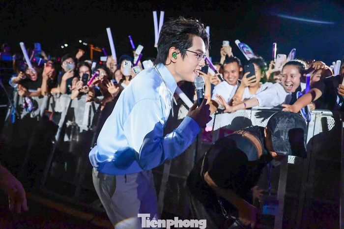 Buitruonglinh cũng tương tác với khán giả dưới khán đài. Người hâm mộ gần như phát cuồng khi được thấy thần tượng ở cự ly gần.