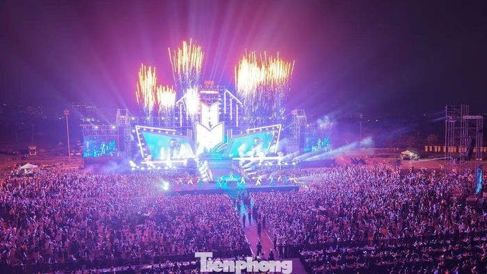 Đến những phút cuối cùng của concert, khán giả vẫn phủ kín khán đài.