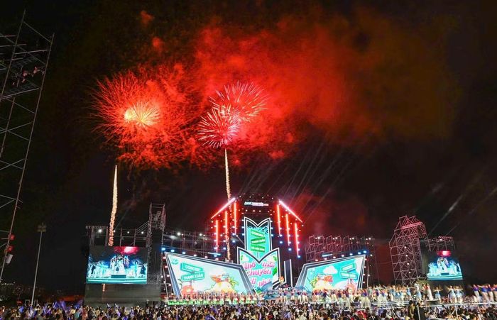 Trước giờ diễn ra concert, việc lắp đặt giàn, ống phóng, đấu nối hệ thống điện và thiết bị bắn đòi hỏi sự chính xác và kỹ thuật cao.