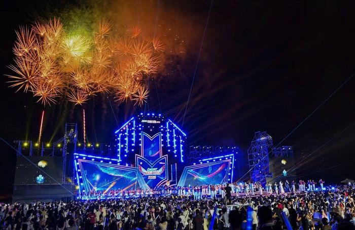 Concert Thanh xuân với gần 20 nghệ sĩ, 20.000 khán giả khép lại đầy ấn tượng.