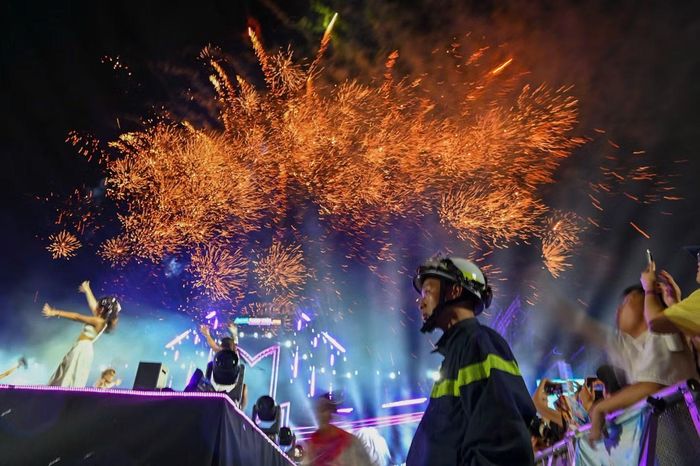 Pháo hoa kết lại concert, tạo khoảnh khắc đáng nhớ.
