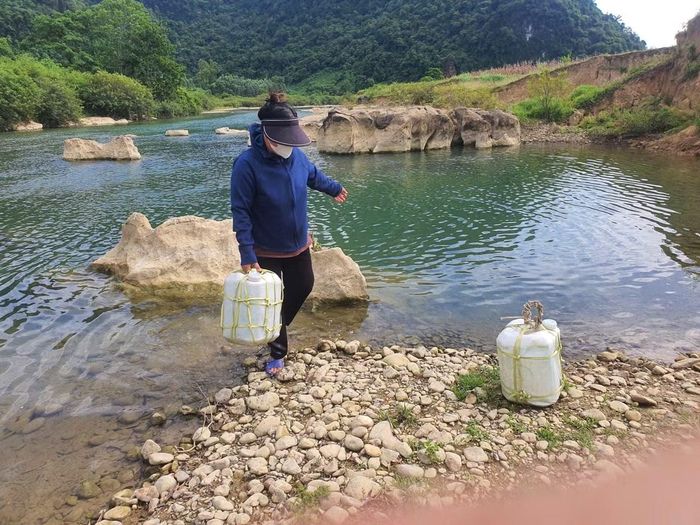 Đa số người dân đang phải dùng nước khe suối.