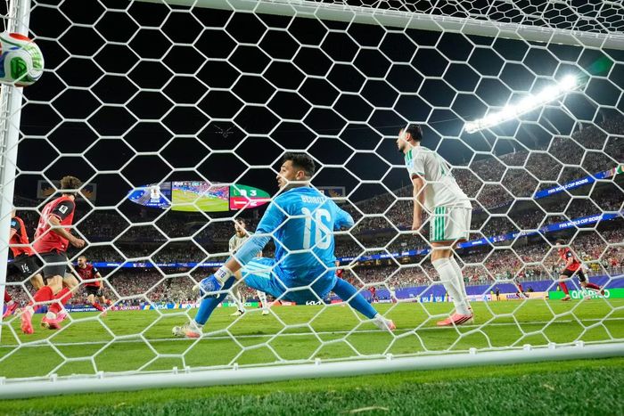 Sasa Kalajdzic ghi bàn ấn định tỷ số 3-3.