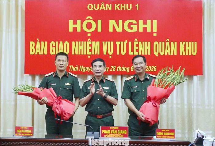 Đại tướng Phan Văn Giang tặng hoa chúc mừng Trung tướng Trương Mạnh Dũng và Thiếu tướng Trần Xuân Mạnh. Ảnh: Đức Thúy