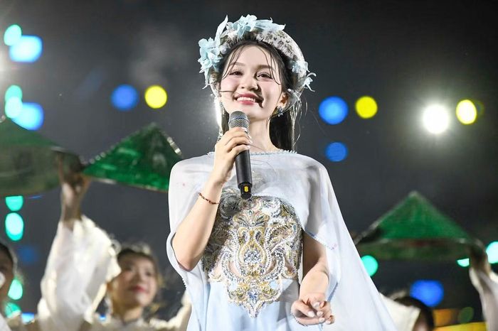 Giọng ca ngọt ngào và phần biểu diễn duyên dáng của Minh Ngọc đã chạm tới cảm xúc của 20.000 khán giả trong chương trình.