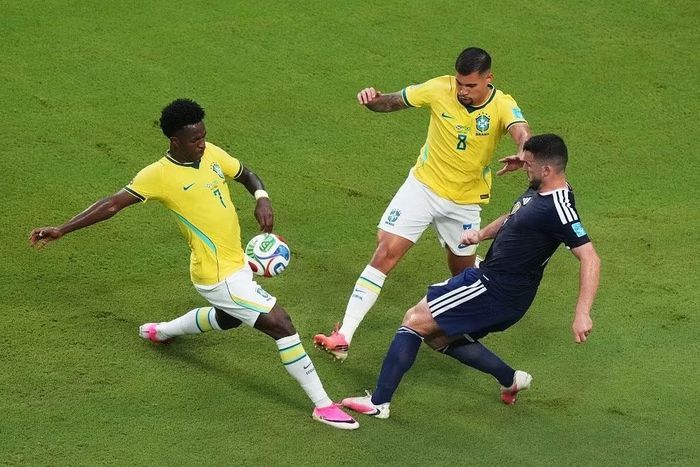 Bruno (8) giúp tuyến giữa Brazil vận hành trơn tru