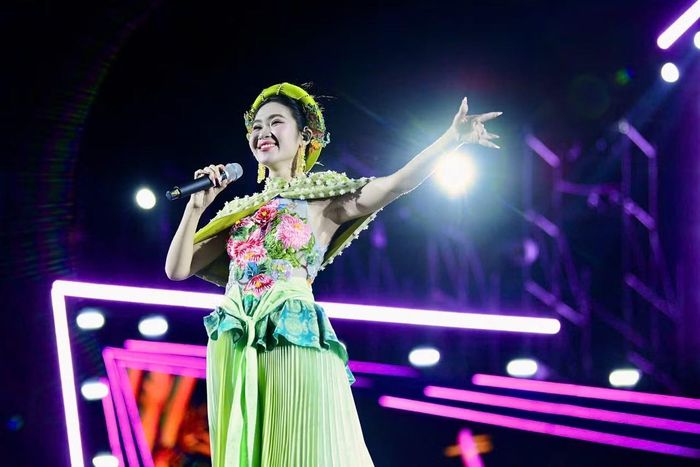 Trong phần giao lưu, Hà Myo đặt câu hỏi với khán giả: "Điều gì khiến bạn cảm thấy tự hào nhất khi được đồng hành cùng tuổi trẻ Việt Nam hôm nay?". Không khí sân khấu trở nên sôi động khi hàng nghìn khán giả cùng hưởng ứng trước khi nữ ca sĩ bước vào Giai điệu Việt Nam mình.