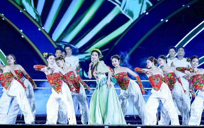 Liên khúc Son và Giai điệu Việt Nam mình được dàn dựng với đội hình vũ công đông đảo. Hệ thống màn hình LED tái hiện họa tiết văn hóa trải dài từ Bắc vào Nam, từ trống đồng, hoa sen, sóng nước đến hoa văn cung đình, sông nước miền Tây và hình ảnh cột cờ Hà Nội.