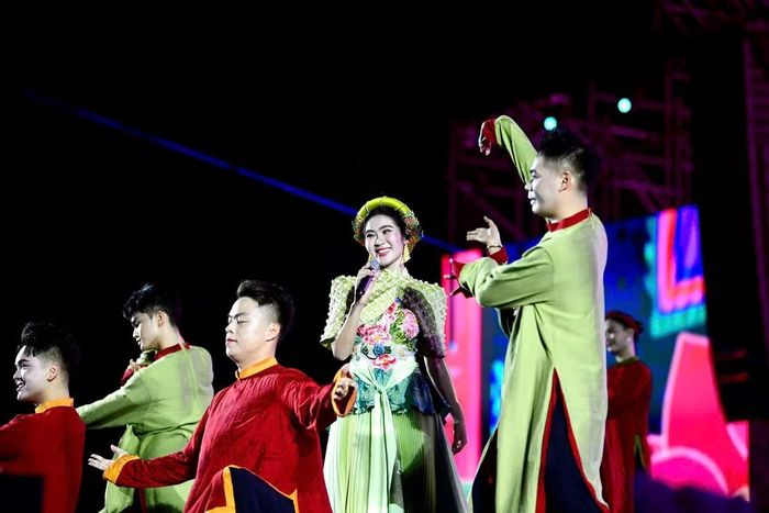 Tiết mục tiếp nối bằng phần hát xẩm được phối khí trên nền nhạc điện tử. Đây là phần biểu diễn được Hà Myo chuẩn bị riêng cho concert Thanh xuân, mang đến sự giao thoa giữa âm nhạc truyền thống và hơi thở đương đại.