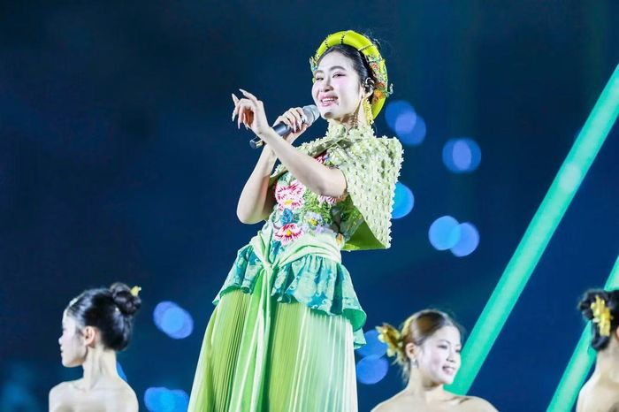 Giọng hát nội lực cùng nguồn năng lượng tích cực giúp Hà Myo nhanh chóng kết nối với hơn 20.000 khán giả tại Trường đua F1 Mỹ Đình.