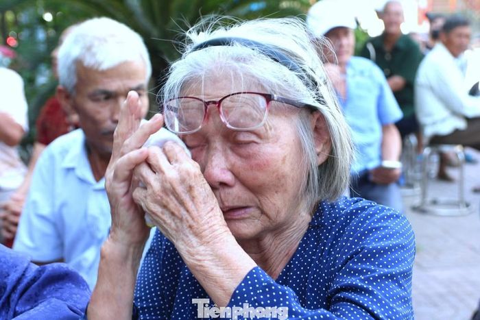 Bà Nguyễn Thị Tuấn nghẹn ngào khi nhắc về em trai liệt sĩ Nguyễn Hữu Ngạn.