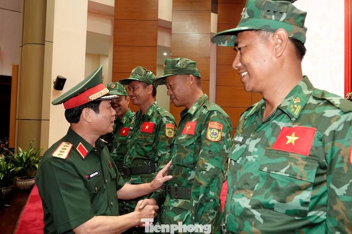 Đại tướng Nguyễn Tân Cương động viên, giao nhiệm vụ cho lực lượng Biên phòng. Ảnh: Nguyễn Minh