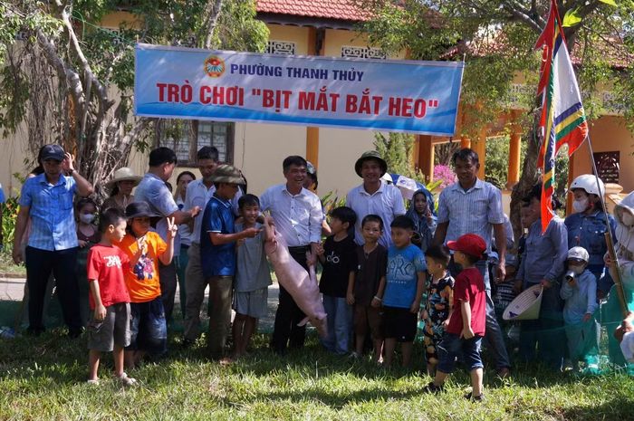 Nụ cười rạng rỡ của các em nhỏ khi giành chiến thắng và nhận phần thưởng từ ban tổ chức.