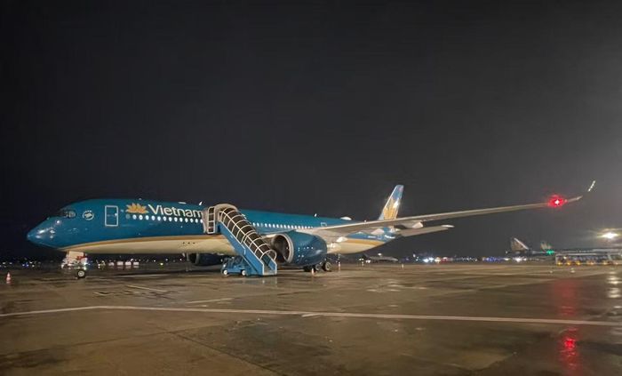 Máy bay Airbus A350 của Vietnam Airlines chuẩn bị cất cánh đưa lực lượng cứu trợ của Việt Nam sang Venezuela cứu trợ động đất. Ảnh: VNA.