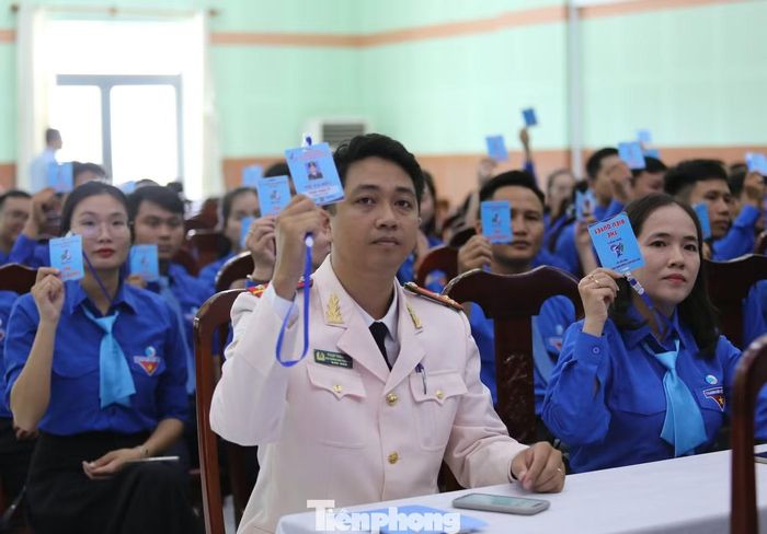 Các đại biểu biểu quyết danh sách nhân sự tham gia Ủy ban Hội LHTN Việt Nam tỉnh Gia Lai khóa I, nhiệm kỳ 2026 - 2029.