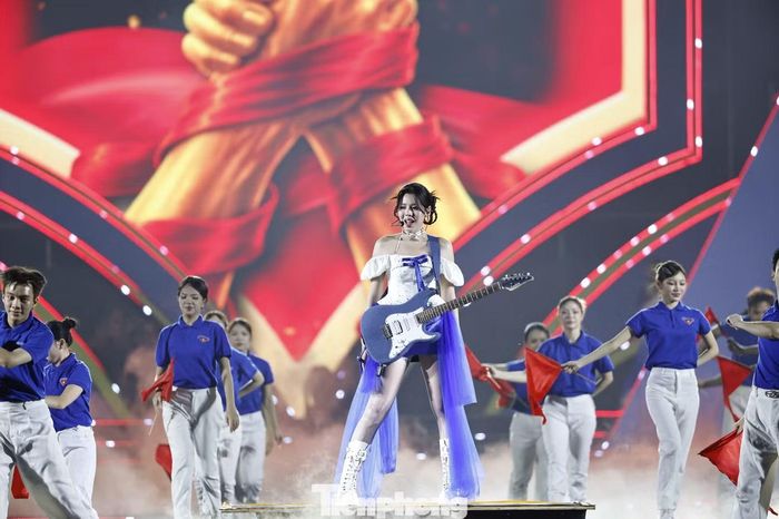 Ngay từ phần mở màn, Muôịi kết hợp cùng Lâm Phúc trong liên khúc Lên đàng - Thanh niên làm theo lời Bác được phối mới theo phong cách rock hiện đại.