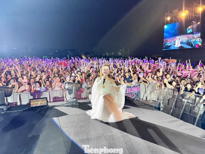 Sau khi kết thúc màn trình diễn, Hòa Minzy ở lại sân khấu giao lưu, chụp ảnh kỷ niệm cùng 20.000 khán giả tại trường đua F1.