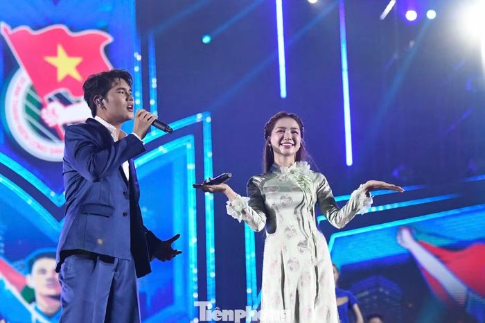 Việt Nam là sáng tác được viết để hướng tới hai dấu mốc lịch sử quan trọng của dân tộc: 50 năm Ngày Giải phóng miền Nam, thống nhất đất nước và 80 năm Ngày Quốc khánh.