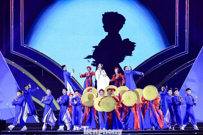 Là một trong những nghệ sĩ được chờ đợi tại concert Thanh xuân, Hòa Minzy mang đến chuỗi tiết mục được đầu tư công phu cả về âm nhạc lẫn sân khấu, liên tục khuấy động cảm xúc của hàng chục nghìn khán giả.