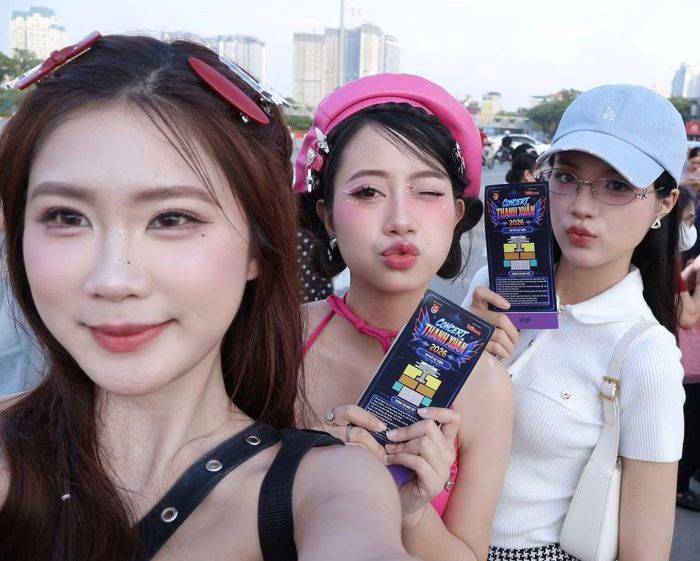 Dàn người đẹp Hoa hậu Việt Nam 2024 gồm Nguyễn Thị Thu Hằng, Nguyễn Mai Phương, Trần Minh Thu đến Trường đua F1 Mỹ Đình từ sớm để hòa cùng dòng người vào khu vực sân khấu.