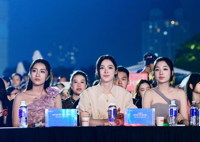 Xuất hiện trên hàng ghế đầu của chương trình, Hoa hậu Hà Trúc Linh, Á hậu Vân Nhi, người đẹp Phạm Thùy Dương choáng ngợp với sân khấu quy mô, hoành tráng và bầu không khí sôi động mà 20.000 khán giả tạo ra trên Trường đua F1 Mỹ Đình.