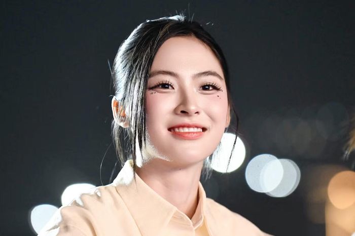  Vân Nhi nói cô cảm thấy bất ngờ với màn đu dây đẹp mắt của ca sĩ Hòa Minzy trong tiết mục Thị mầu. Người đẹp và 20.000 khán giả đã ồ lên thích thú khi nữ ca sĩ bay lên không trung trong bộ váy màu trắng bay bổng. 