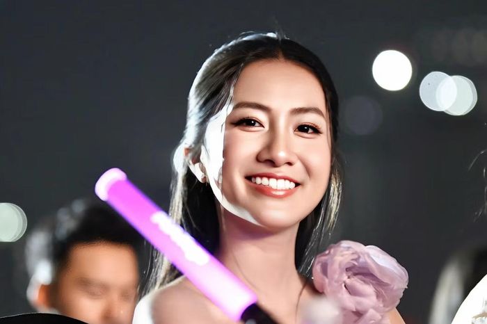 Hoa hậu Hà Trúc Linh từ TPHCM ra Hà Nội để tham dự concert. Cô cho biết đã chọn phong cách trẻ trung để hòa cùng khán giả trẻ. Người đẹp bày tỏ sự ấn tượng khi nhiều bạn trẻ đầu tư về trang phục, trang điểm cầu kỳ và có mặt ở Trường đua F1 từ sớm để vào khu vực check-in.