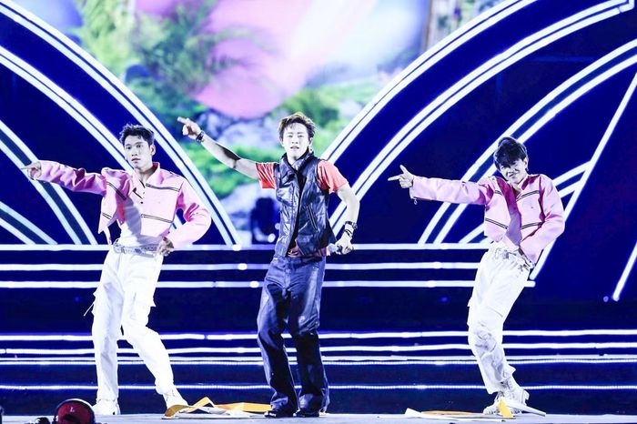 Trước khi bước vào phần trình diễn chính, CONGB khiến khán giả mãn nhãn với phần solo dance trên sân khấu, xứng danh "cỗ máy nhảy", thực tập sinh từng được đào tạo bài bản ở Hàn Quốc.