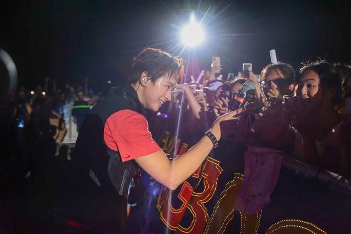 Trong phần giao lưu, CONGB đặt câu hỏi: "Thanh xuân của bạn là gì?". Ngay lập tức, nhiều khán giả đồng thanh đáp: "Thanh xuân là có anh", khiến nam ca sĩ bật cười. Những màn tung hứng tự nhiên trở thành điểm đặc trưng trong các buổi biểu diễn của CONGB, góp phần giúp anh xây dựng hình ảnh gần gũi.