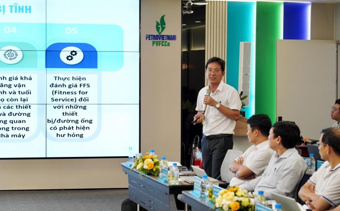 Ông Lê Thế Đông - Phó Giám đốc Nhà máy Đạm Phú Mỹ, đại diện PVFCCo - Phú Mỹ báo cáo tham luận với chủ đề “Công tác đánh giá tình trạng thiết bị để nâng cấp thay thế nhằm kéo dài tuổi thọ và duy trì hoạt động an toàn, hiệu quả đối với các nhà máy hoạt động trên 20 năm”.