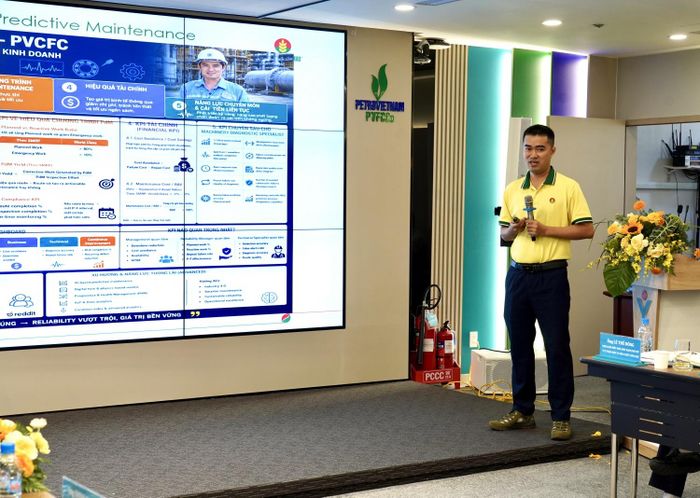 Ông Thi Minh Khuyện - Chuyên gia đánh giá tình trạng thiết bị quay, đại diện PVCFC trình bày báo cáo với chủ đề “Giám sát, chẩn đoán và phân tích tình trạng thiết bị quay trong các nhà máy và thích ứng với xu thế chuyển đổi số”.