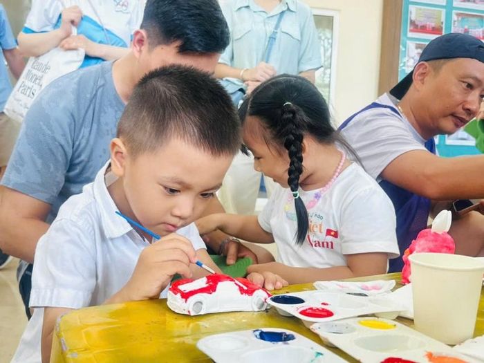 Con em CBCNV Vietsovpetro thỏa sức vẽ ước mơ tại ngày hội.