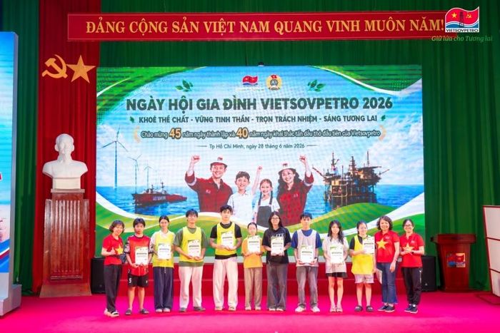 Tuyên dương con em CBCNV đạt thành tích học sinh giỏi vượt khó.