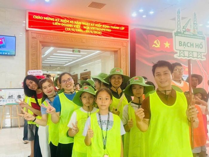 Các đội tham gia tìm hiểu về Vietsovpetro.