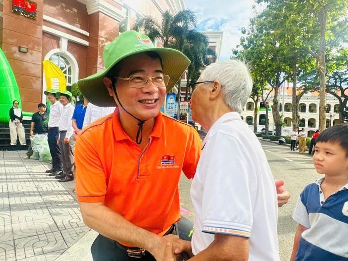 Đồng chí Hoàng Phúc Long ân cần thăm hỏi cựu cán bộ Vietsovpetro tại ngày hội.